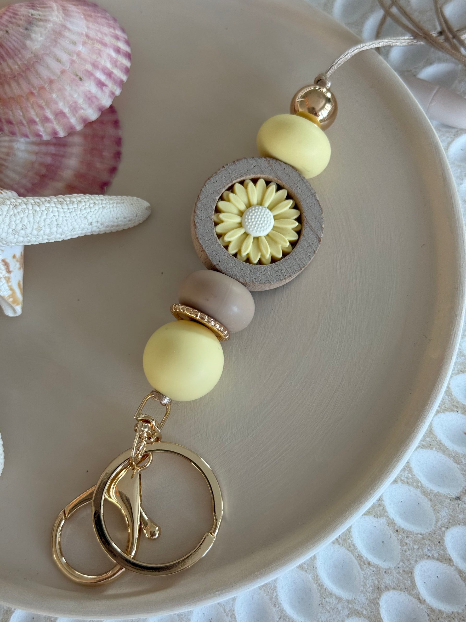 Yellow Lanyard featuring Yellow Daisy – Pink Shell Creations